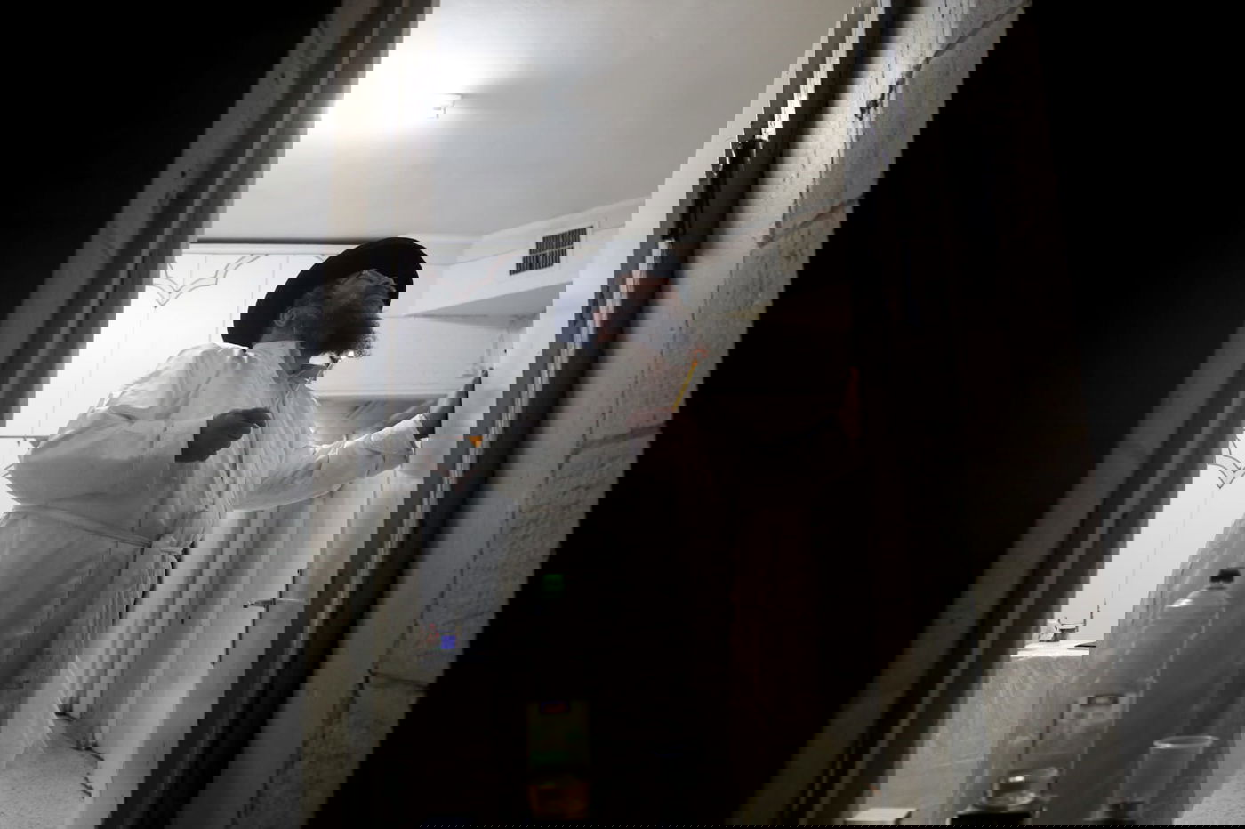 המגיד ממאה שערים ורעייתו בהדלקת נרות חנוכה. צפו