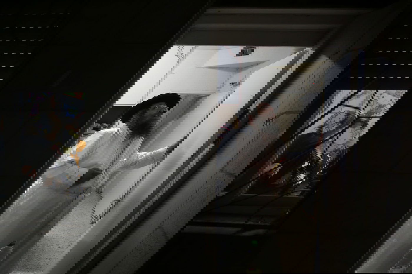 המגיד ממאה שערים ורעייתו בהדלקת נרות חנוכה. צפו