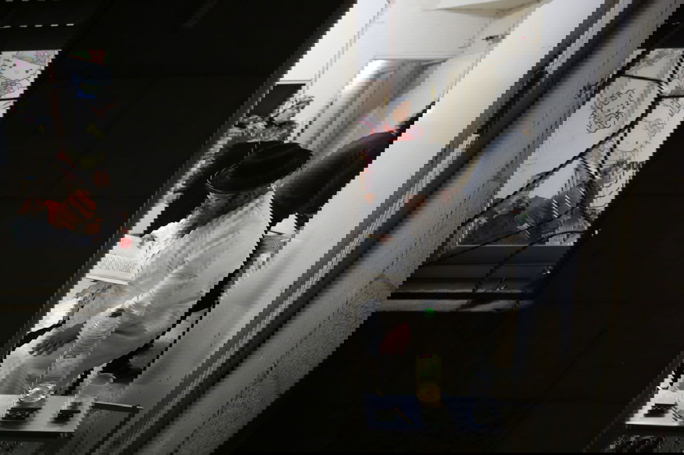 המגיד ממאה שערים ורעייתו בהדלקת נרות חנוכה. צפו