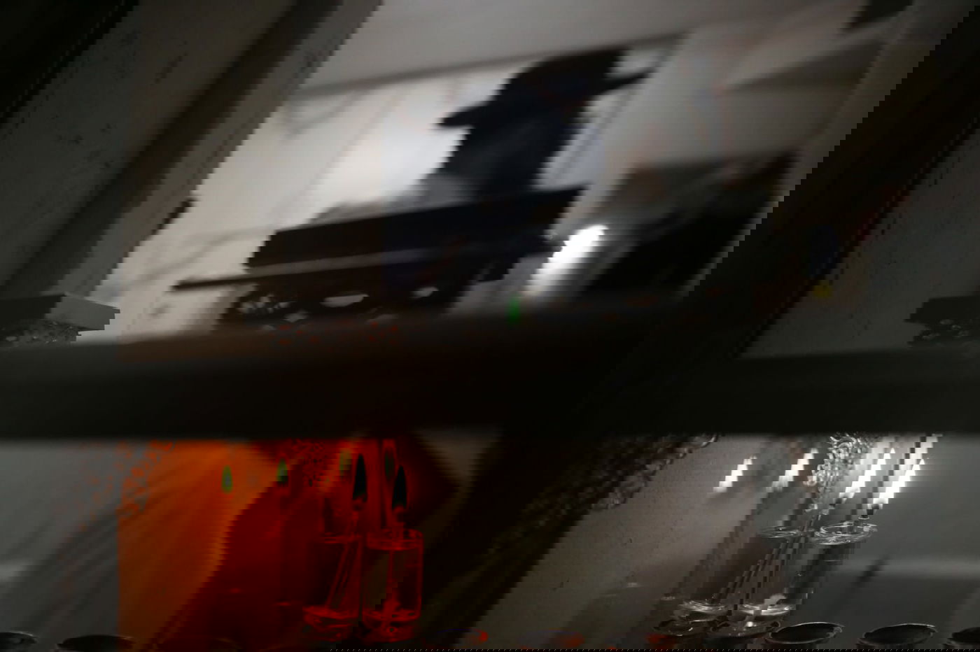 המגיד ממאה שערים ורעייתו בהדלקת נרות חנוכה. צפו