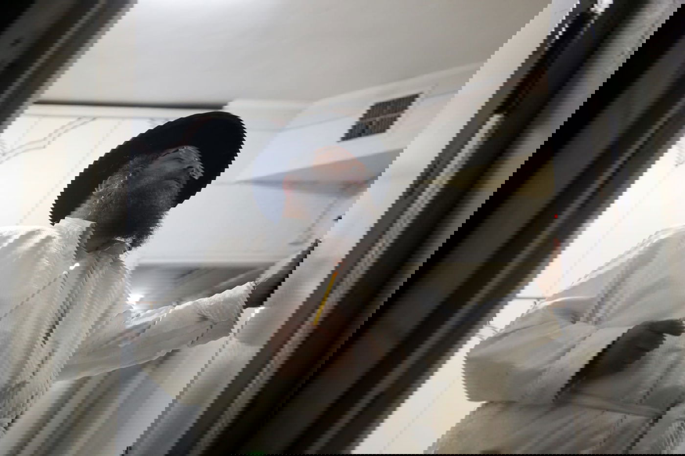 המגיד ממאה שערים ורעייתו בהדלקת נרות חנוכה. צפו