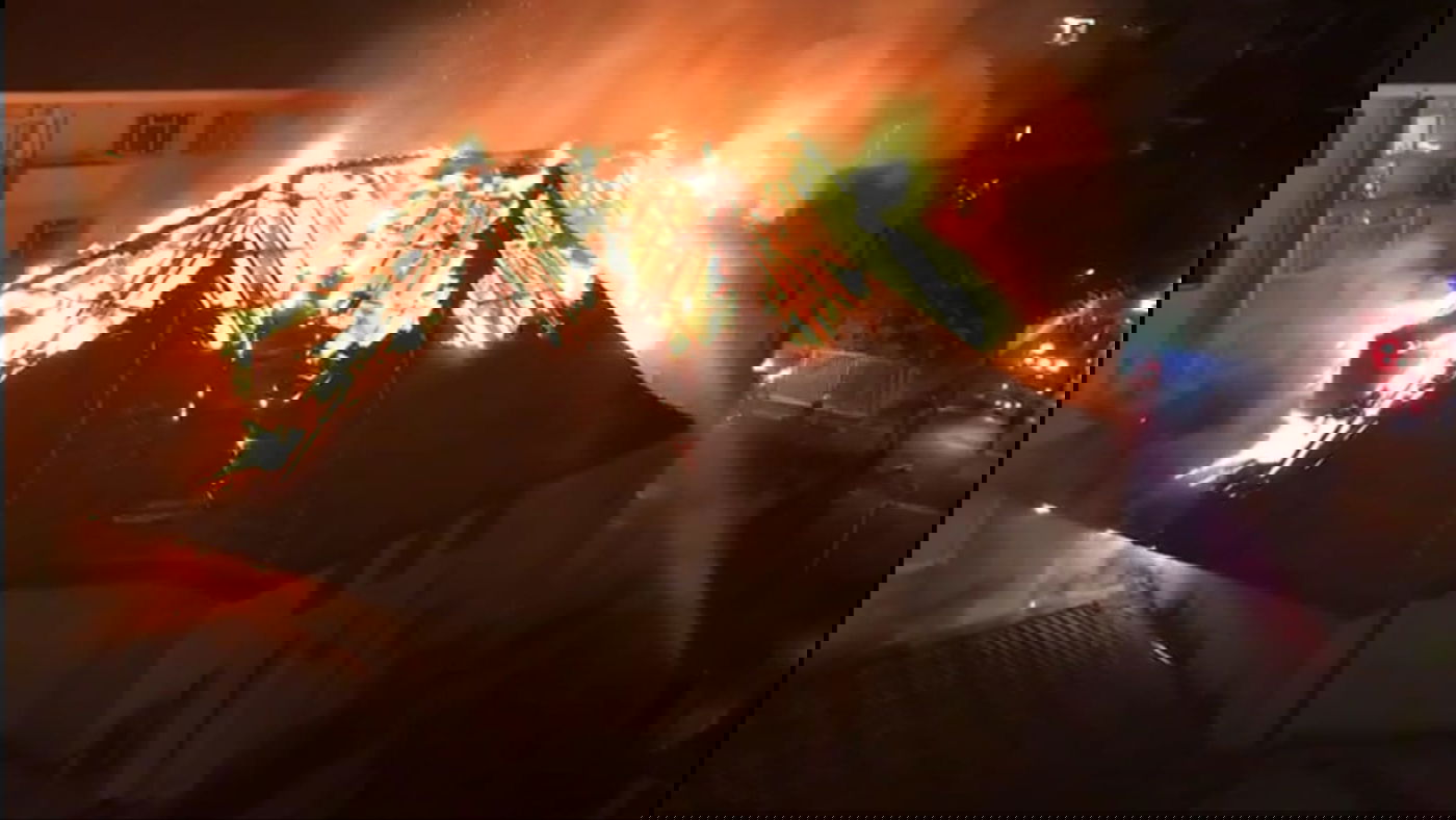 בית הכנסת עולה באש