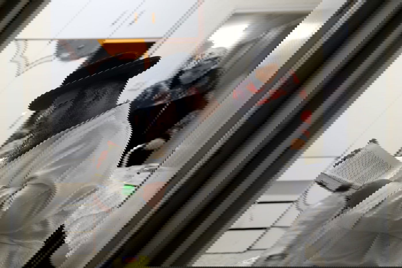 המגיד ממאה שערים ורעייתו בהדלקת נרות חנוכה. צפו