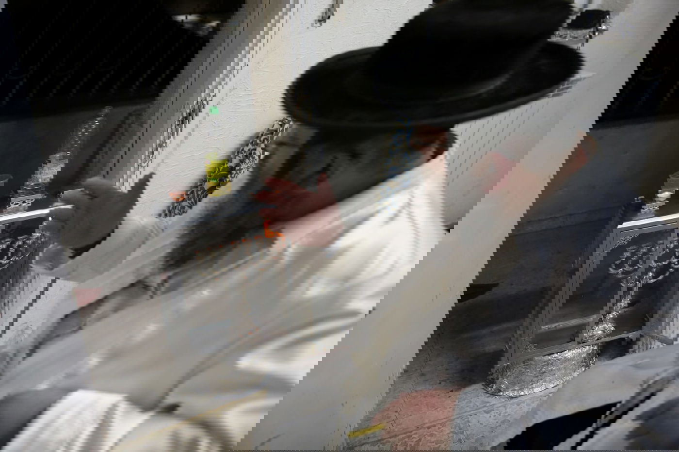 המגיד ממאה שערים ורעייתו בהדלקת נרות חנוכה. צפו