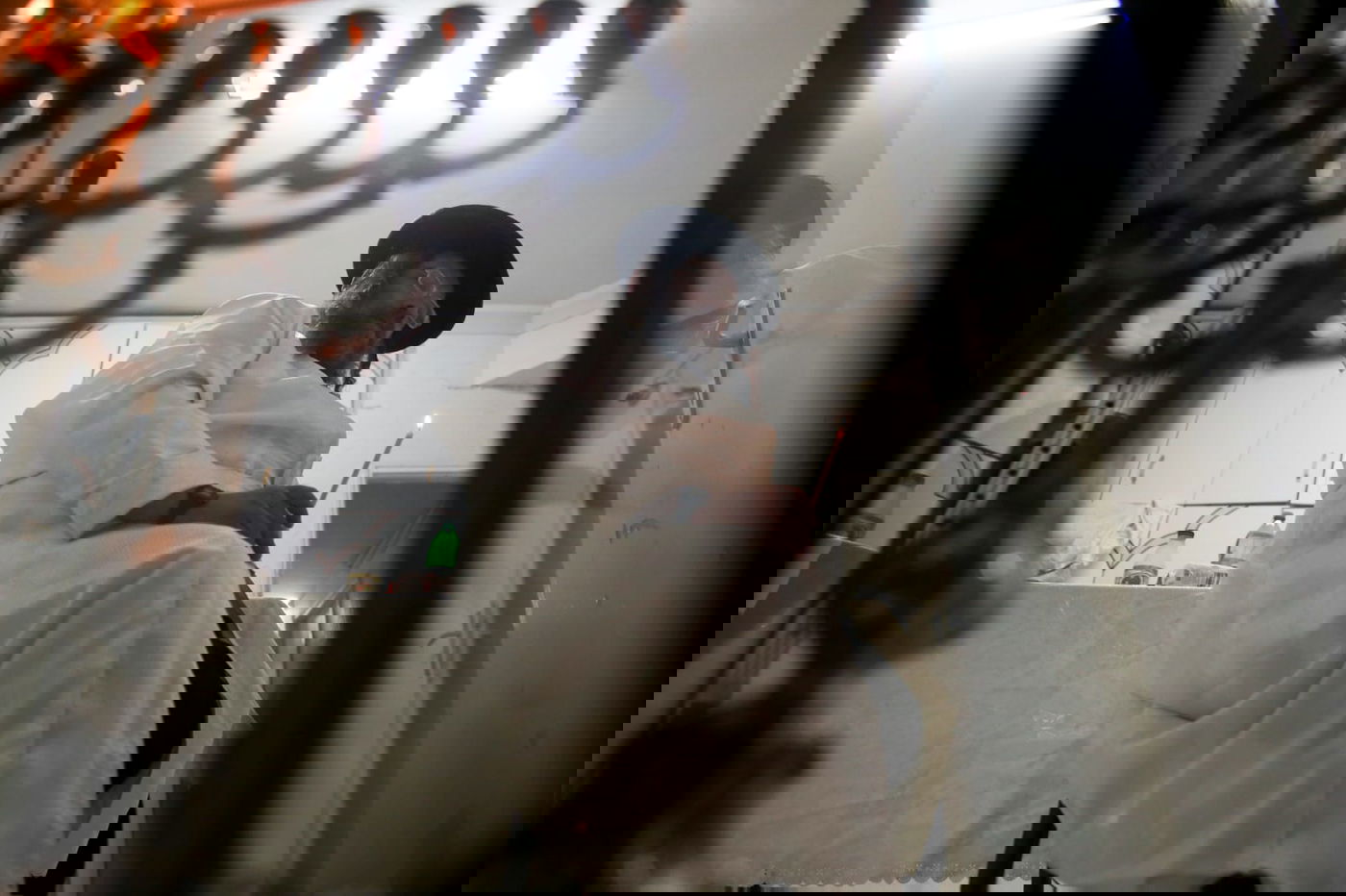 המגיד ממאה שערים ורעייתו בהדלקת נרות חנוכה. צפו