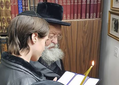 היידי מוזס הדליקה נרות עם אביה הח"כ. צפו