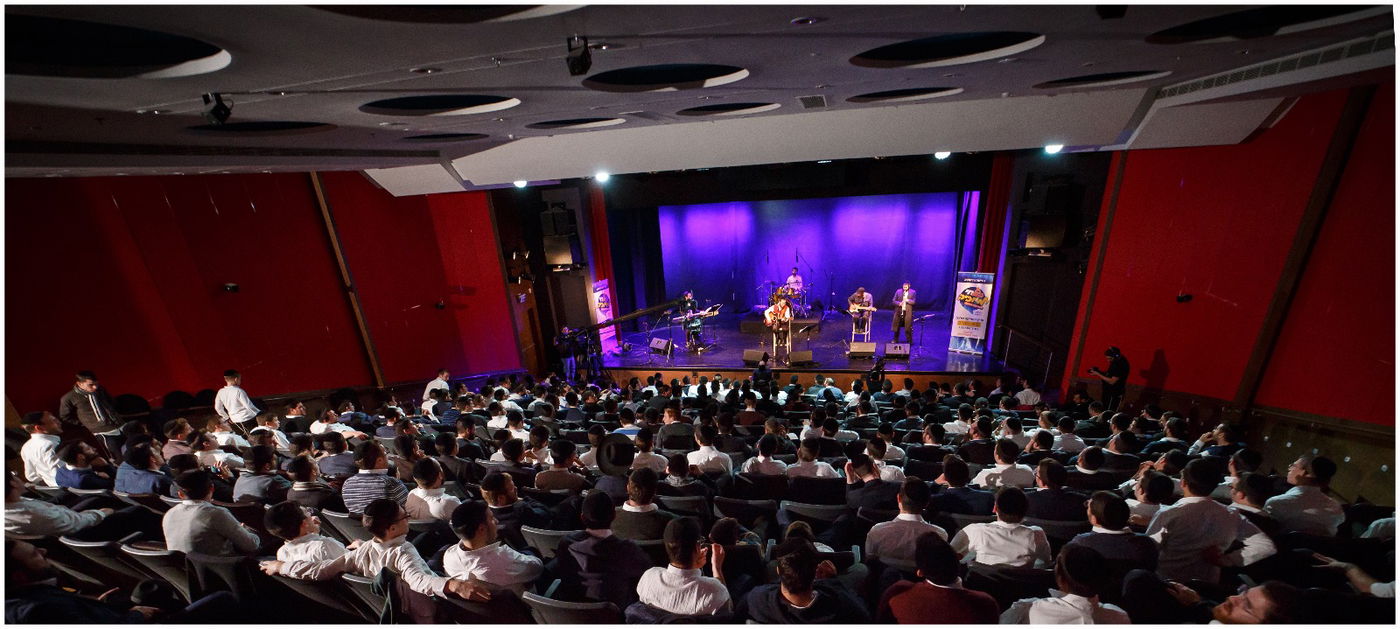 קמפה השיק הקהל הצטרף בשירה אדירה