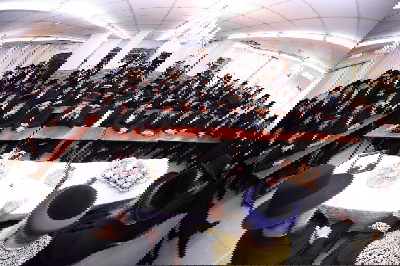 "לחיים, לחיים"; הראשון לציון בישיבה החסידית