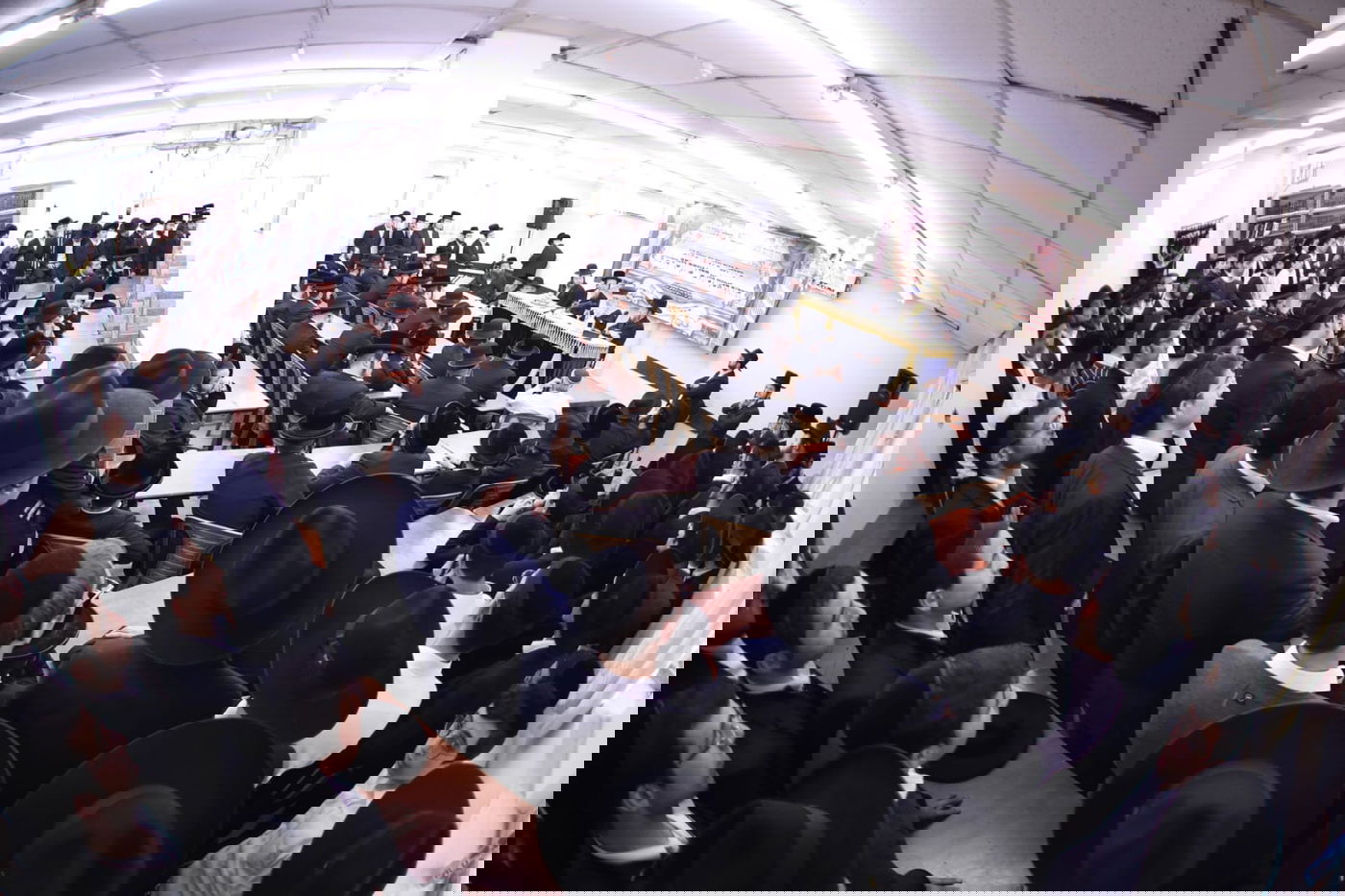 "לחיים, לחיים"; הראשון לציון בישיבה החסידית