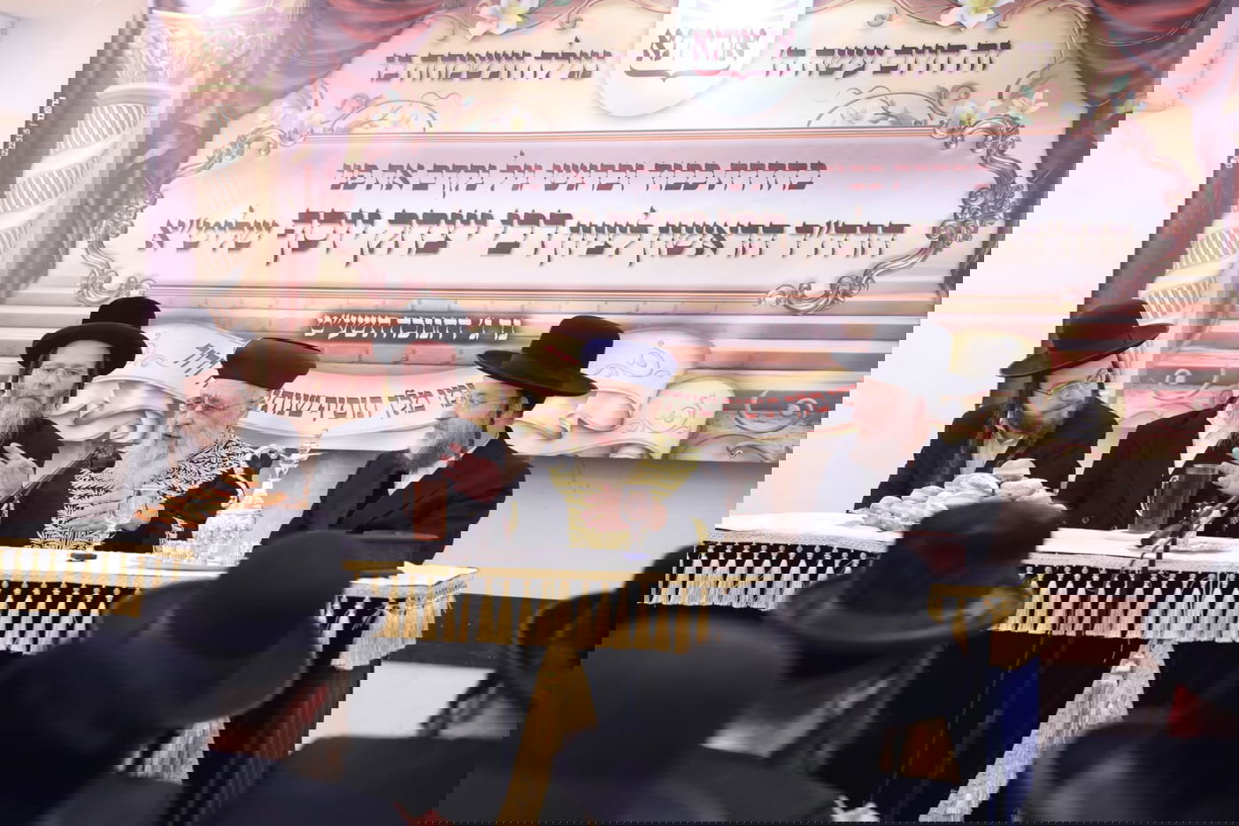 "לחיים, לחיים"; הראשון לציון בישיבה החסידית