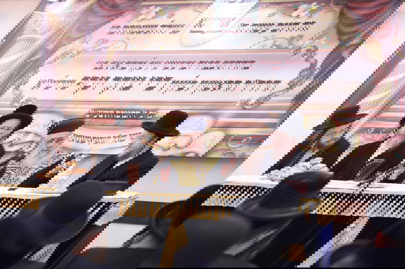 "לחיים, לחיים"; הראשון לציון בישיבה החסידית