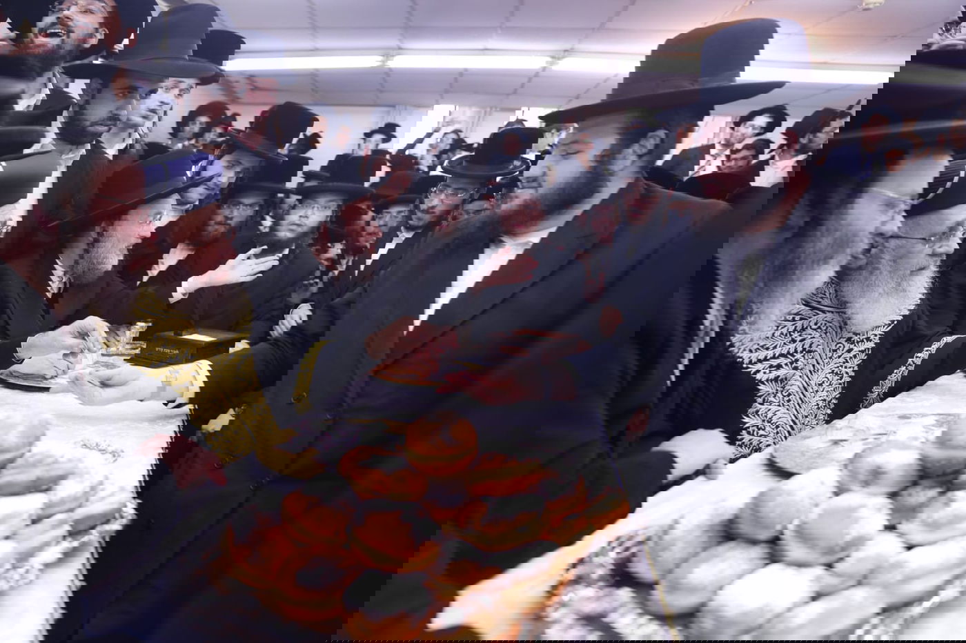 "לחיים, לחיים"; הראשון לציון בישיבה החסידית