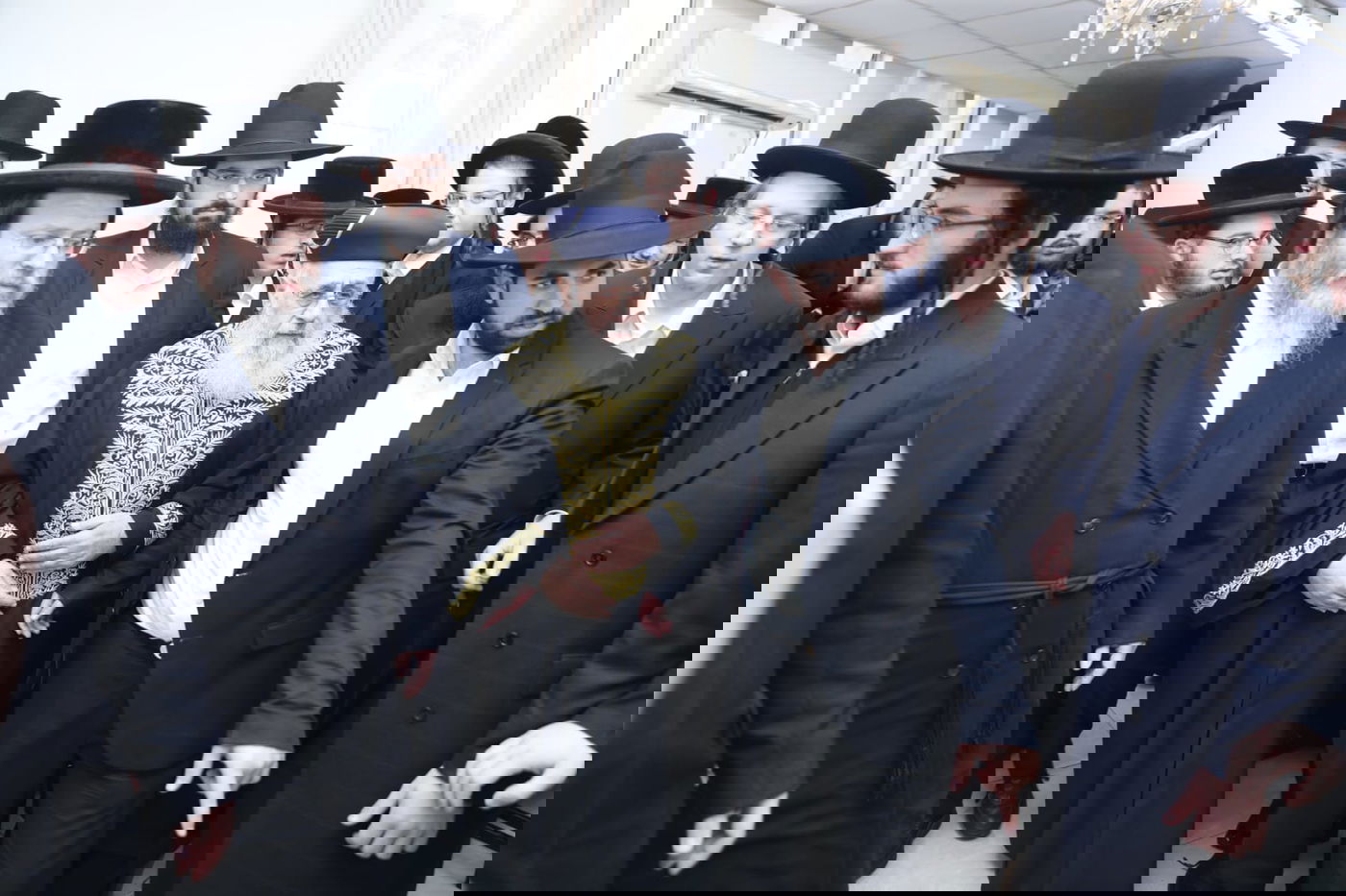 "לחיים, לחיים"; הראשון לציון בישיבה החסידית