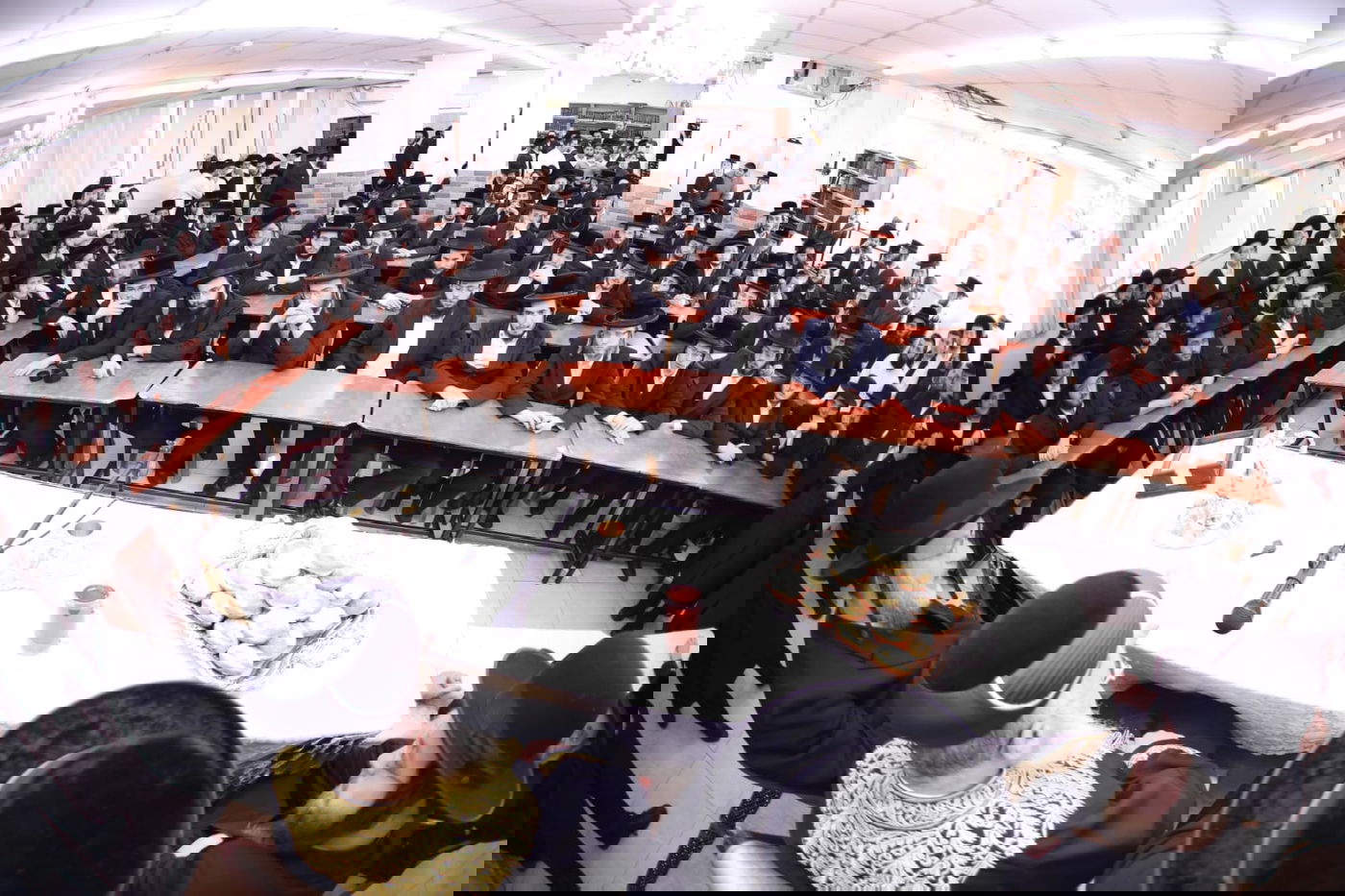 "לחיים, לחיים"; הראשון לציון בישיבה החסידית