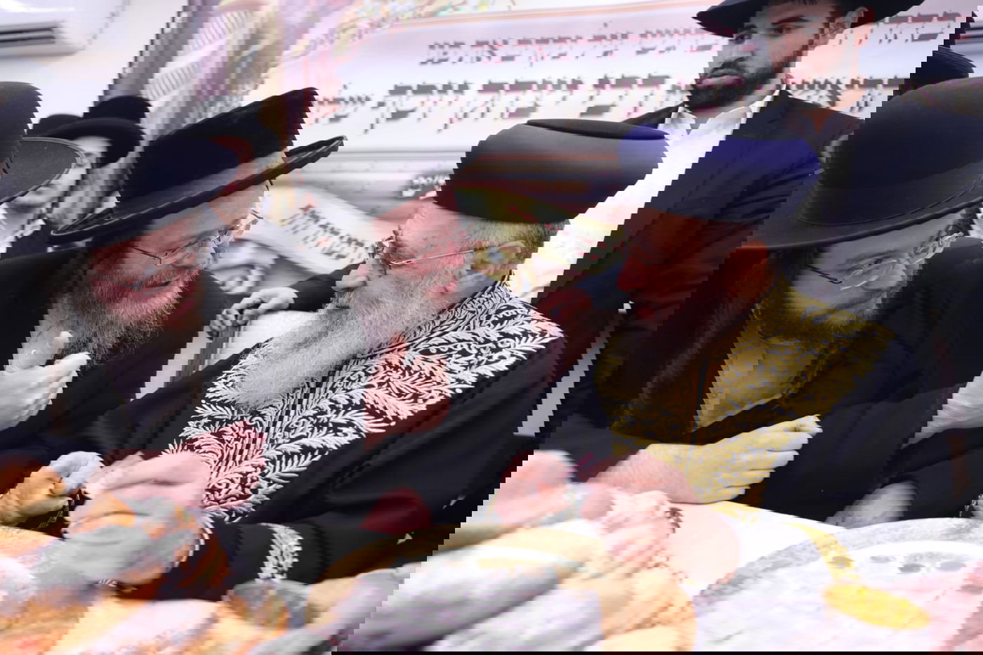 "לחיים, לחיים"; הראשון לציון בישיבה החסידית