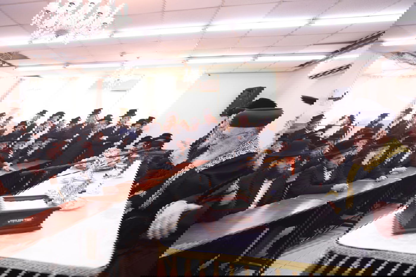 "לחיים, לחיים"; הראשון לציון בישיבה החסידית