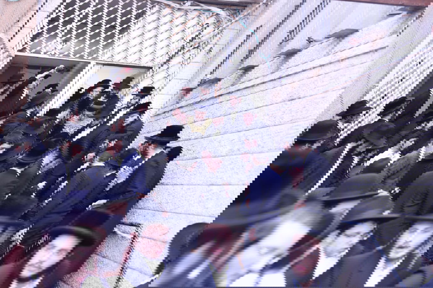 "לחיים, לחיים"; הראשון לציון בישיבה החסידית