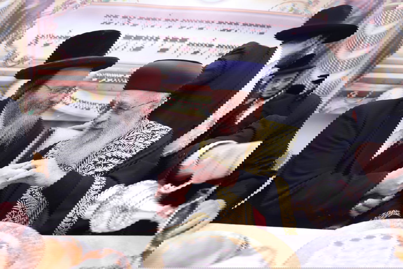 "לחיים, לחיים"; הראשון לציון בישיבה החסידית