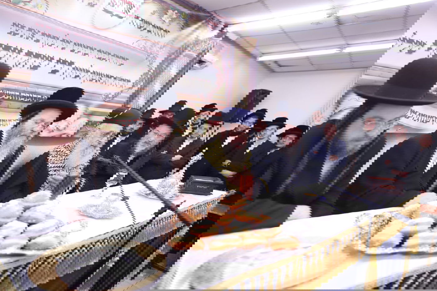 "לחיים, לחיים"; הראשון לציון בישיבה החסידית