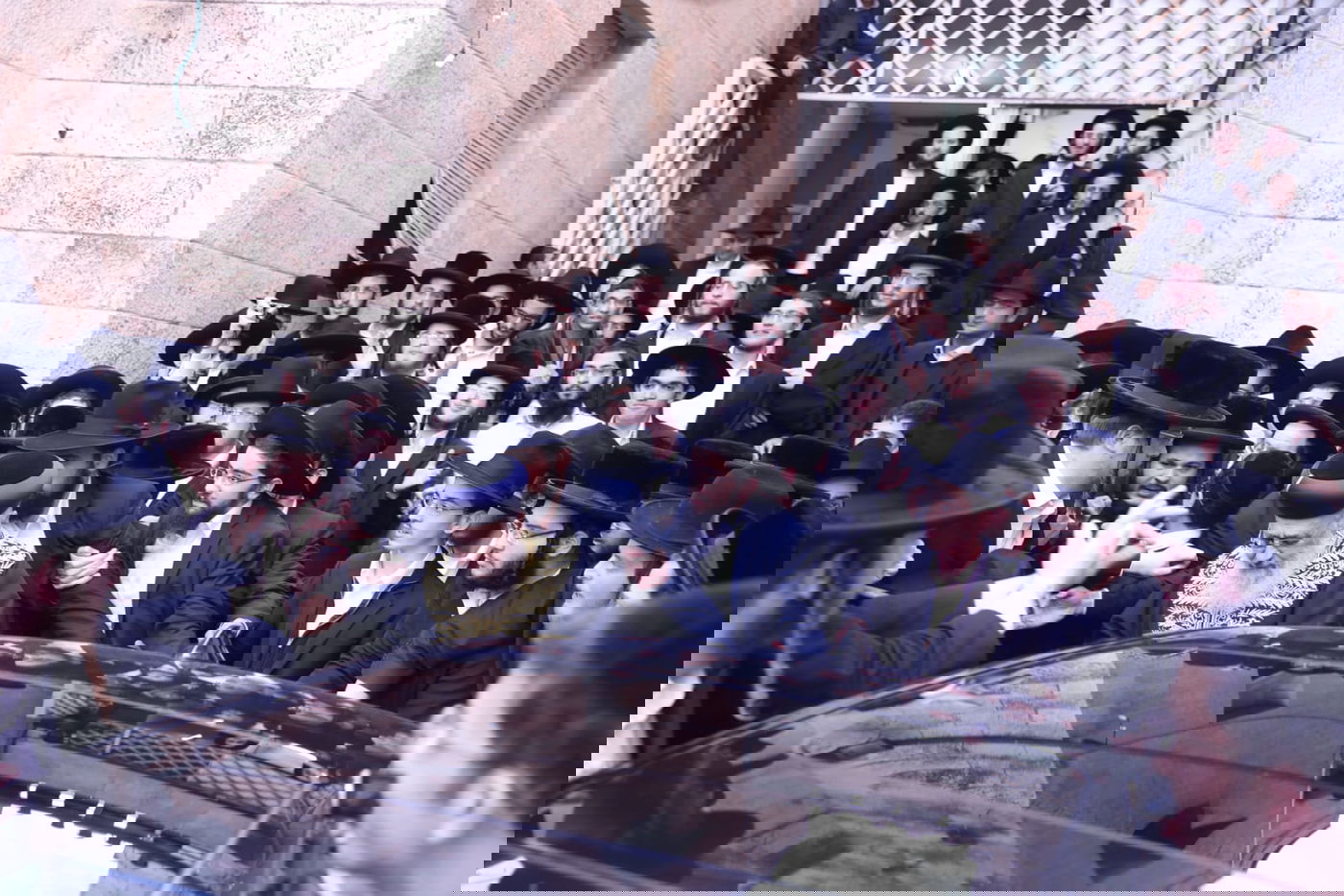 "לחיים, לחיים"; הראשון לציון בישיבה החסידית