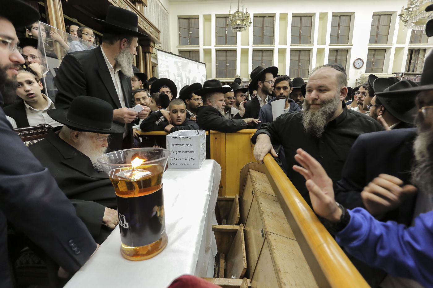 לומדי בתי המדרש והמדרשות לצעירים 'מתחזקים' של 'לב לאחים' גדשו את בית הכנסת 'לדרמן' בבני ברק