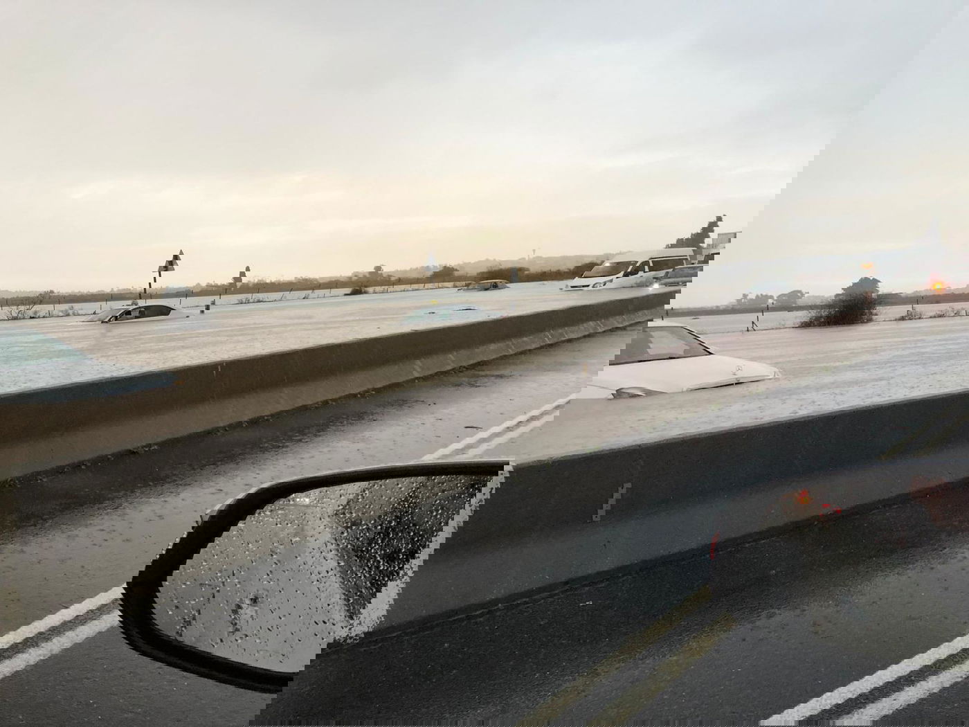 מזג האוויר הסוער: קיר בטון קרס על אדם בשל הגשם העז