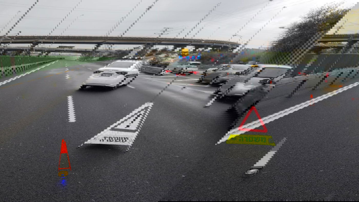 מזג האוויר הסוער: קיר בטון קרס על אדם בשל הגשם העז