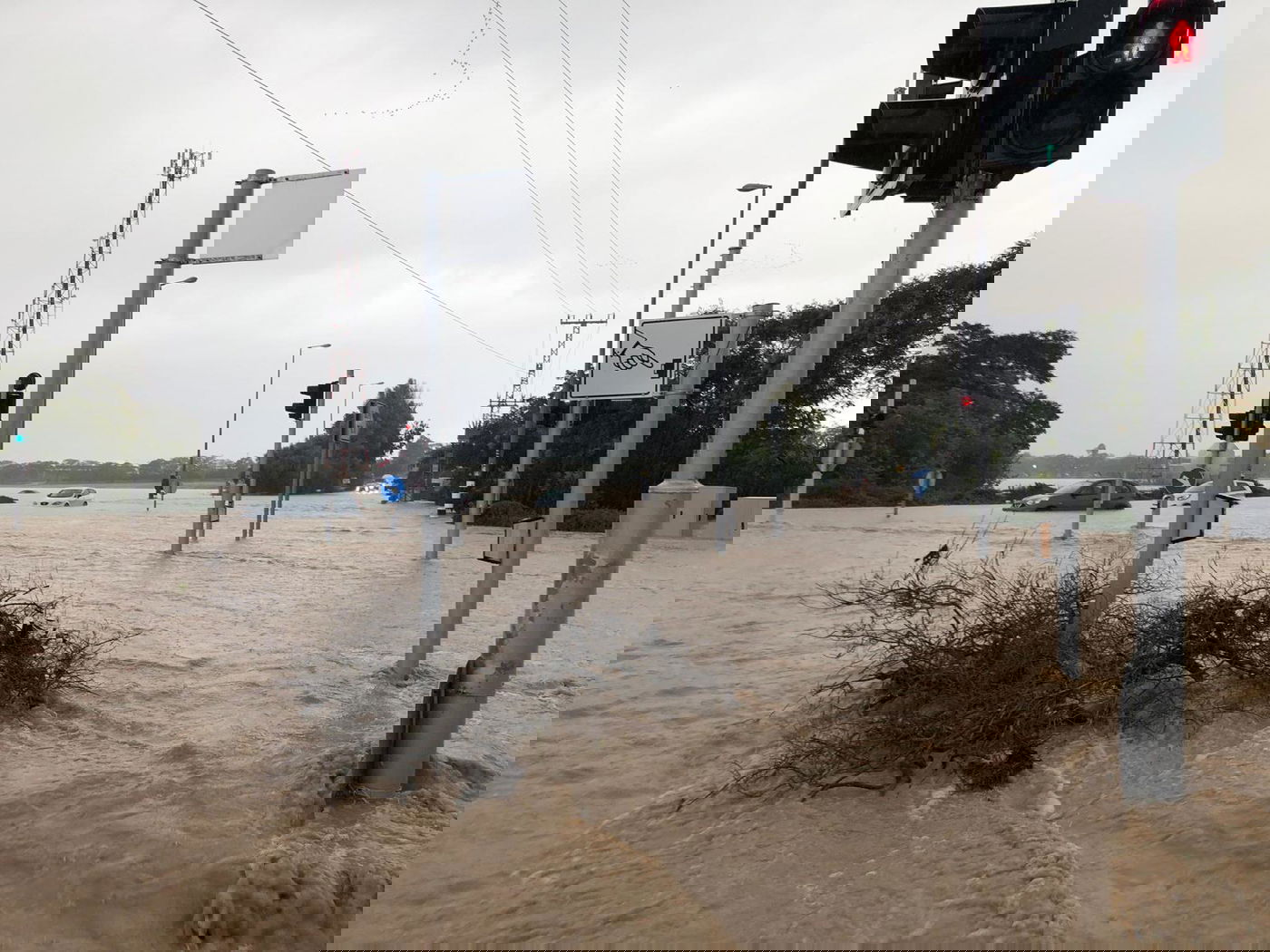 מזג האוויר הסוער: קיר בטון קרס על אדם בשל הגשם העז