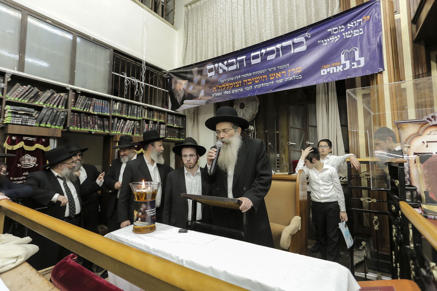 לומדי בתי המדרש והמדרשות לצעירים 'מתחזקים' של 'לב לאחים' גדשו את בית הכנסת 'לדרמן' בבני ברק