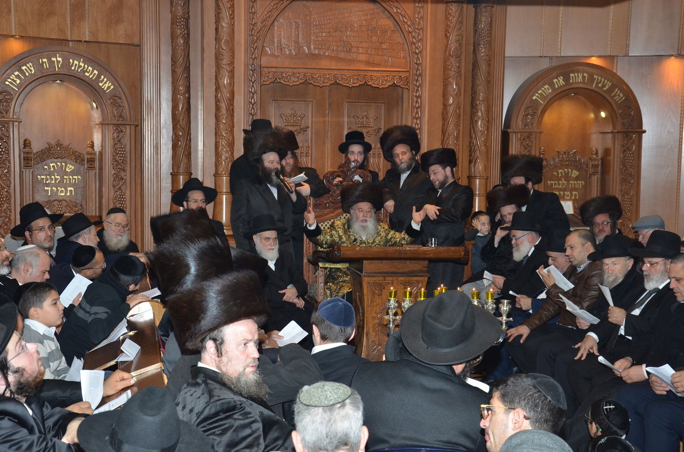 אלפים ב'מעמד הישועות' - הדלקת נרות חנוכה וחלוקת מטבעות ברכה אצל  אדמו"ר ממישקולץ