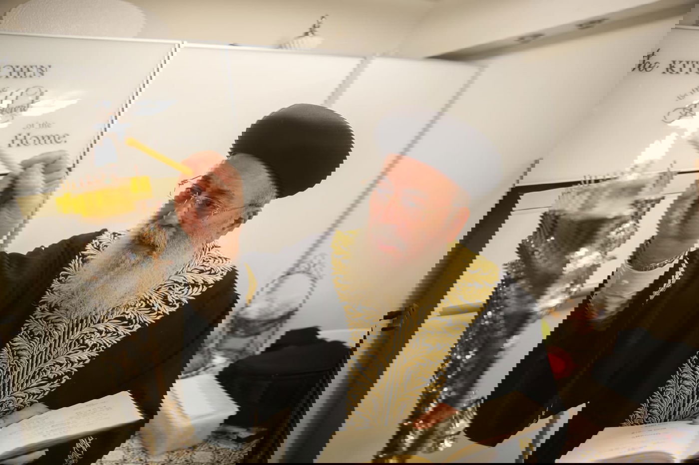 צפו: הראשון לציון הגר"ש עמאר בהדלקת נר שמיני בביתו