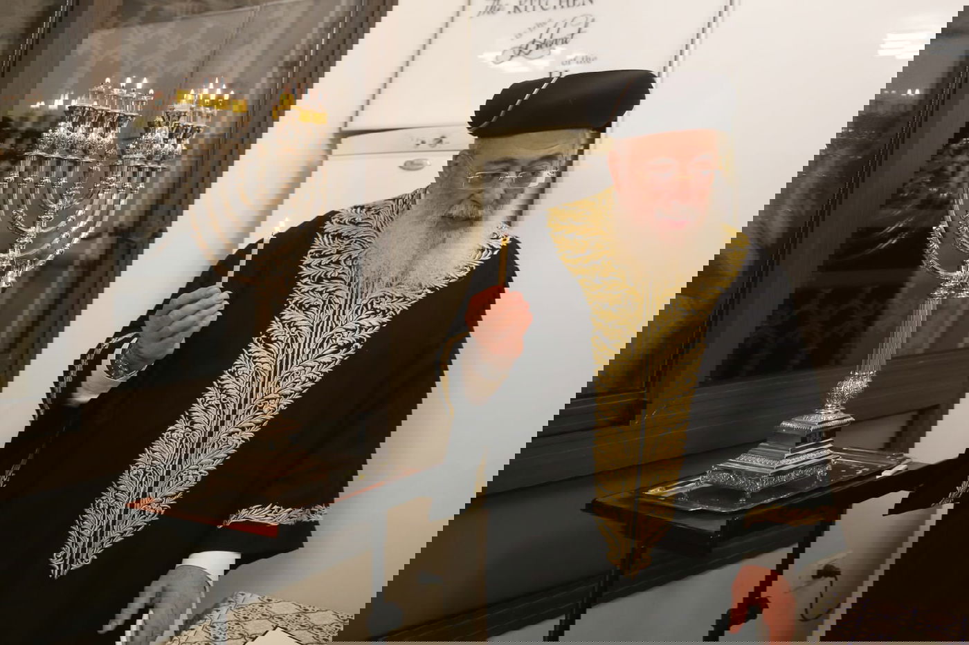 צפו: הראשון לציון הגר"ש עמאר בהדלקת נר שמיני בביתו