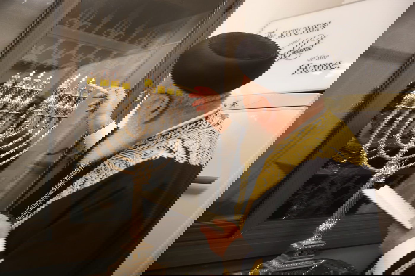 צפו: הראשון לציון הגר"ש עמאר בהדלקת נר שמיני בביתו