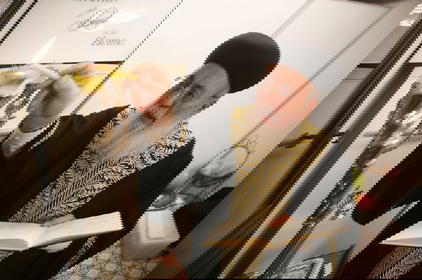 צפו: הראשון לציון הגר"ש עמאר בהדלקת נר שמיני בביתו