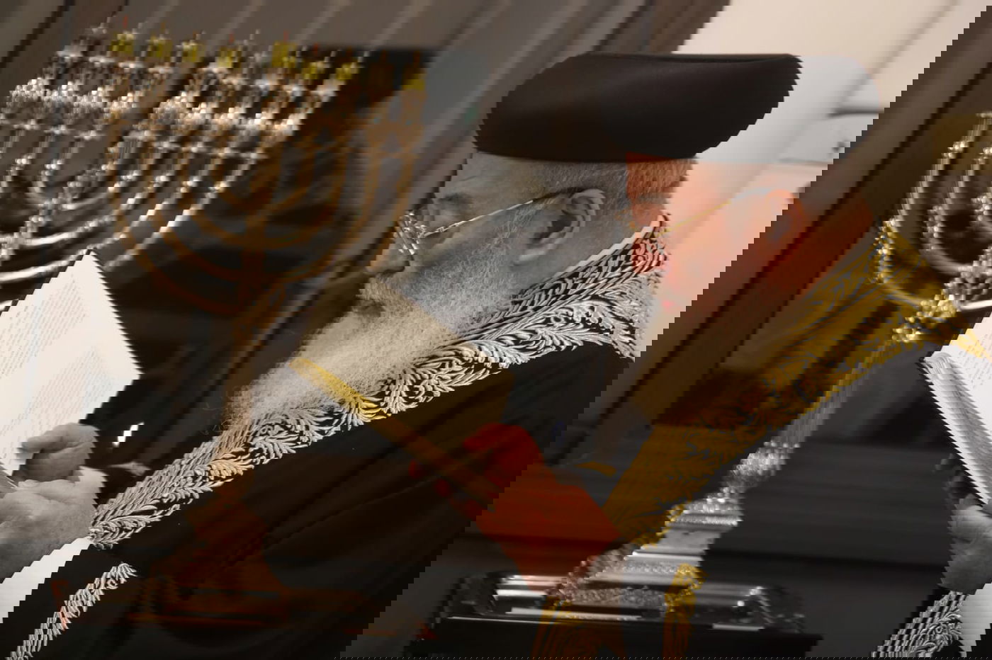 צפו: הראשון לציון הגר"ש עמאר בהדלקת נר שמיני בביתו