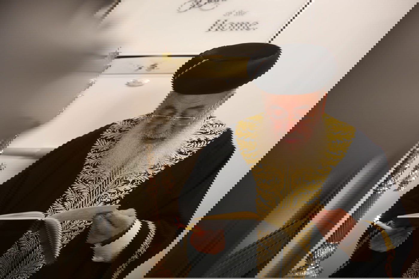 צפו: הראשון לציון הגר"ש עמאר בהדלקת נר שמיני בביתו