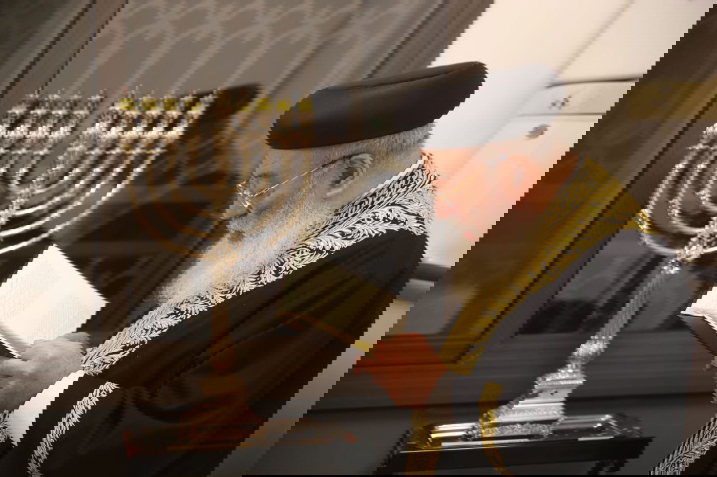 צפו: הראשון לציון הגר"ש עמאר בהדלקת נר שמיני בביתו