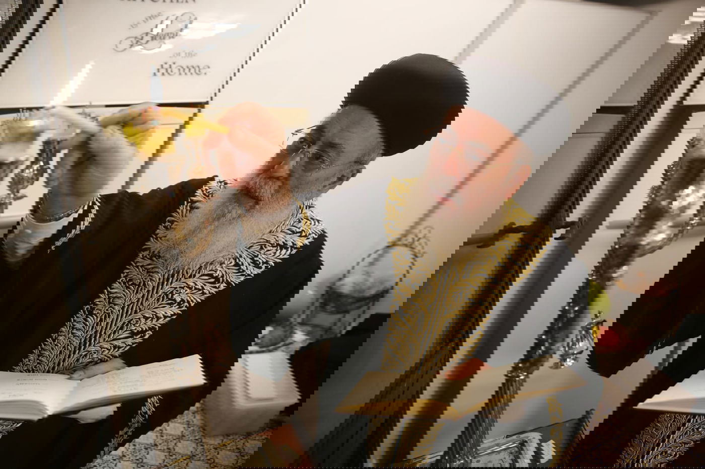 צפו: הראשון לציון הגר"ש עמאר בהדלקת נר שמיני בביתו