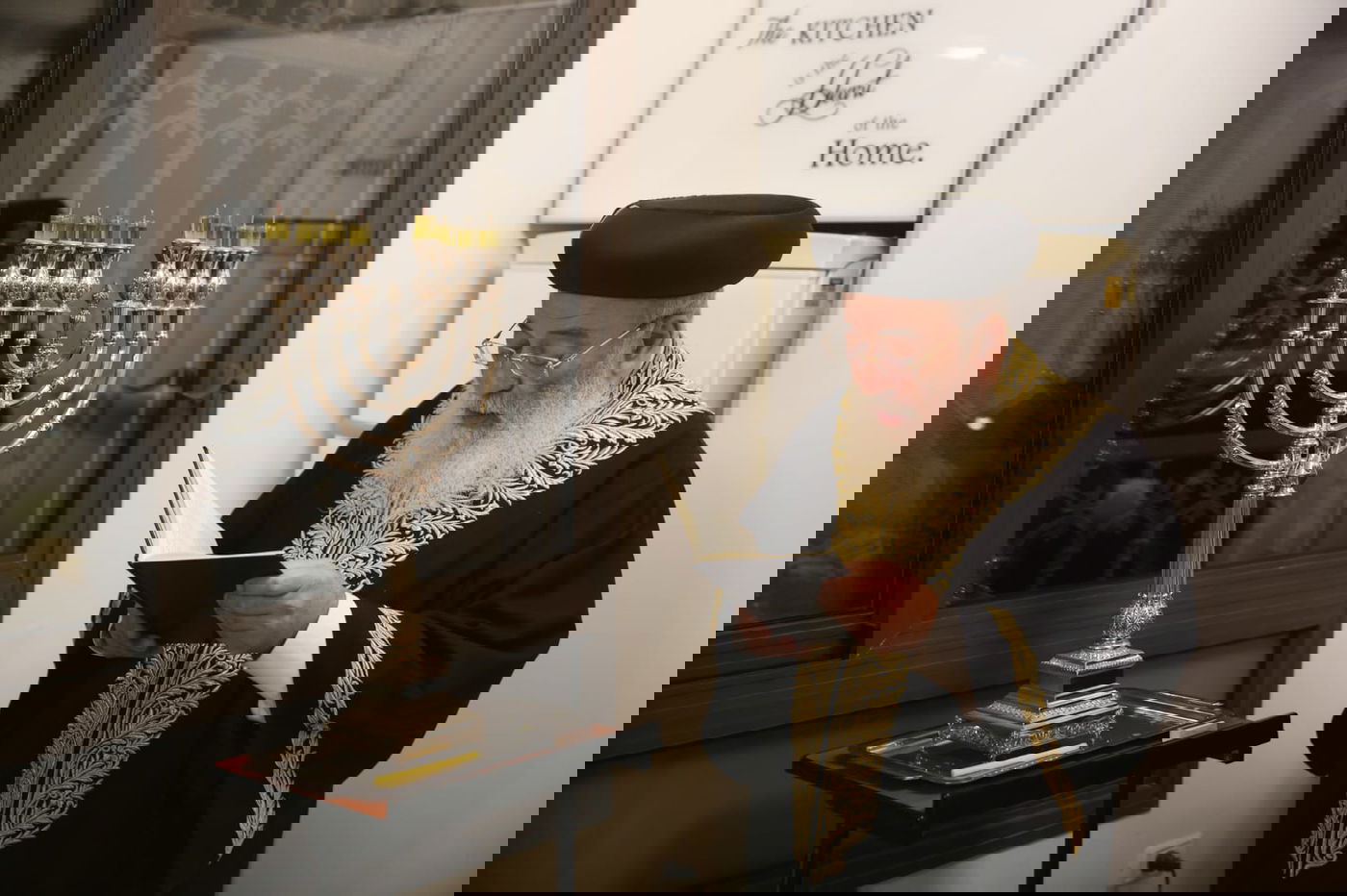 צפו: הראשון לציון הגר"ש עמאר בהדלקת נר שמיני בביתו