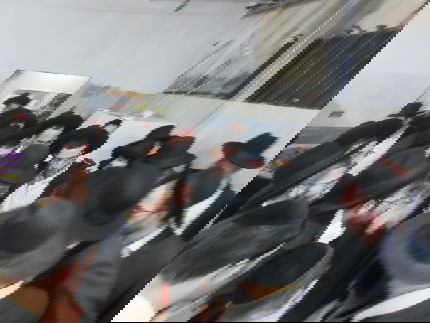 פינוי בתי הכנסת: רבני 'הפלג' נועדו בחשאי בשטיבל של גור