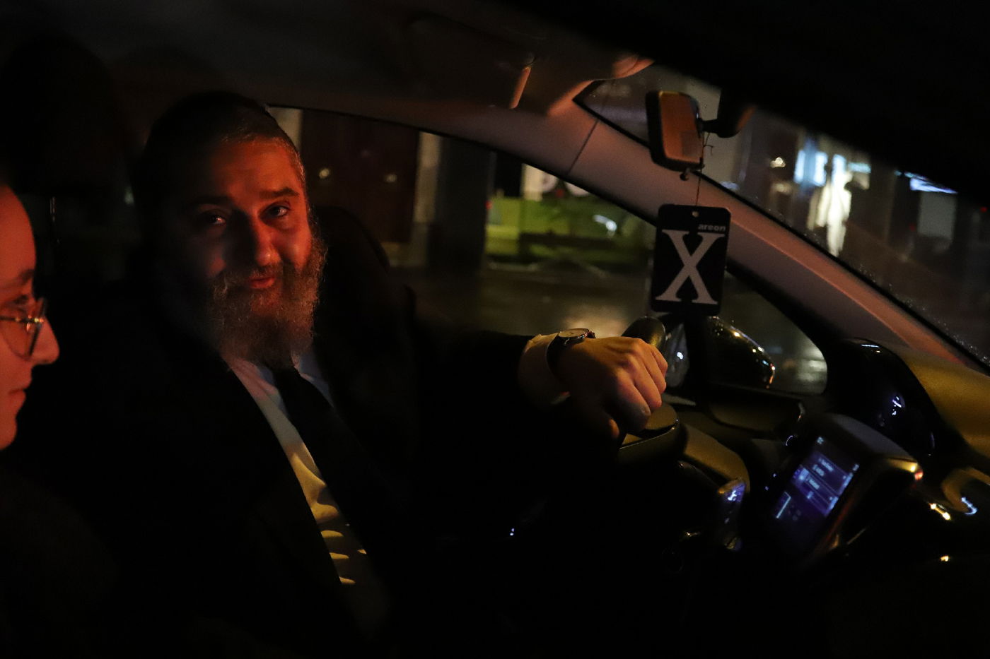 "שיירת האור" האירה את פריז - באמצע המהומות • צפו