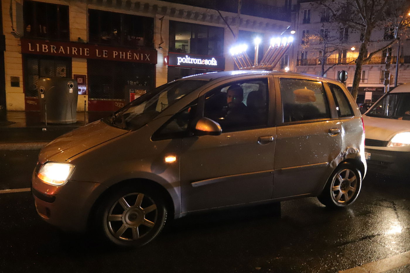 "שיירת האור" האירה את פריז - באמצע המהומות • צפו