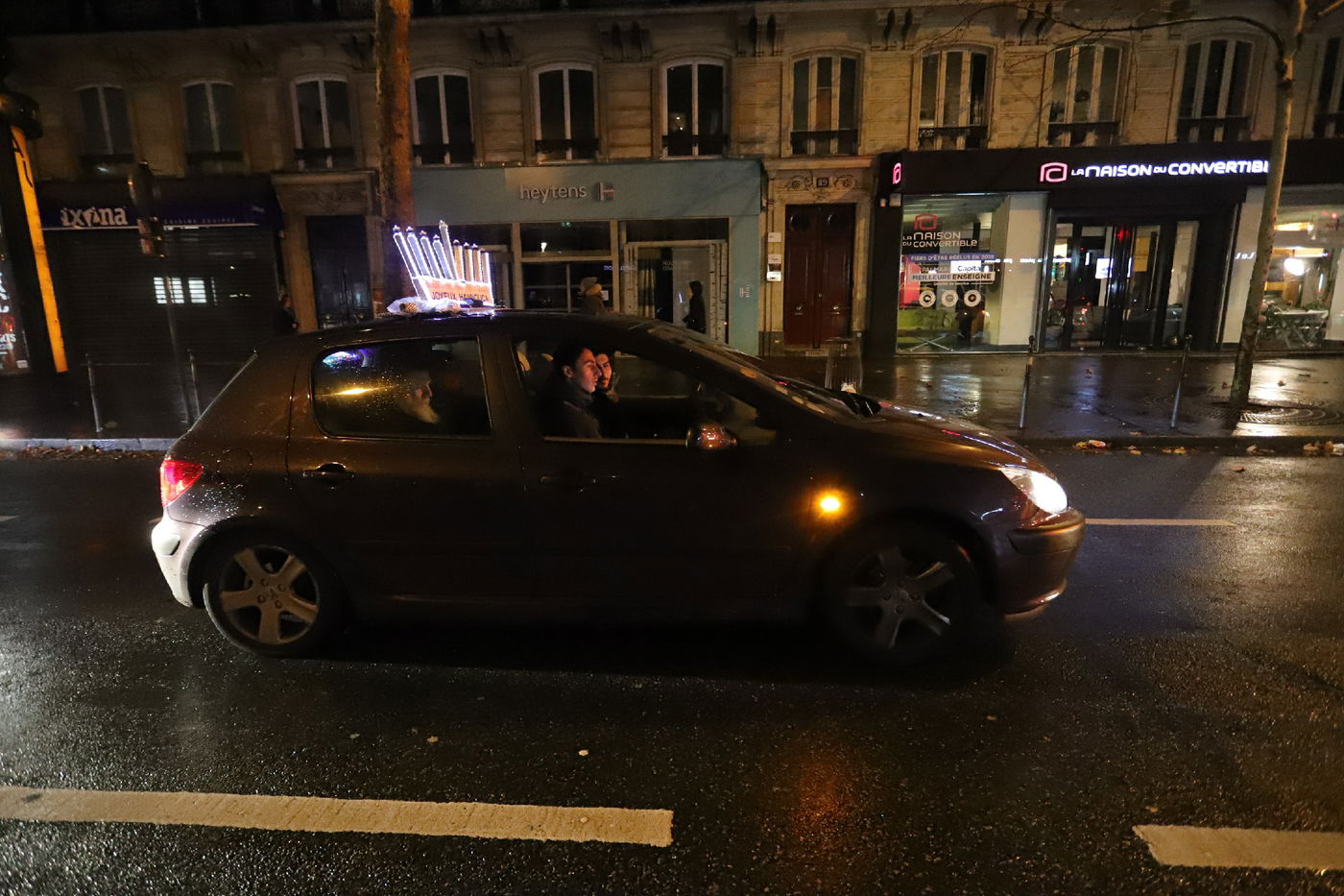 "שיירת האור" האירה את פריז - באמצע המהומות • צפו