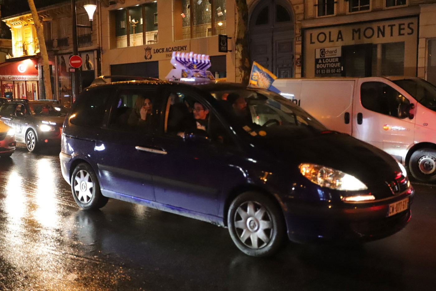 "שיירת האור" האירה את פריז - באמצע המהומות • צפו