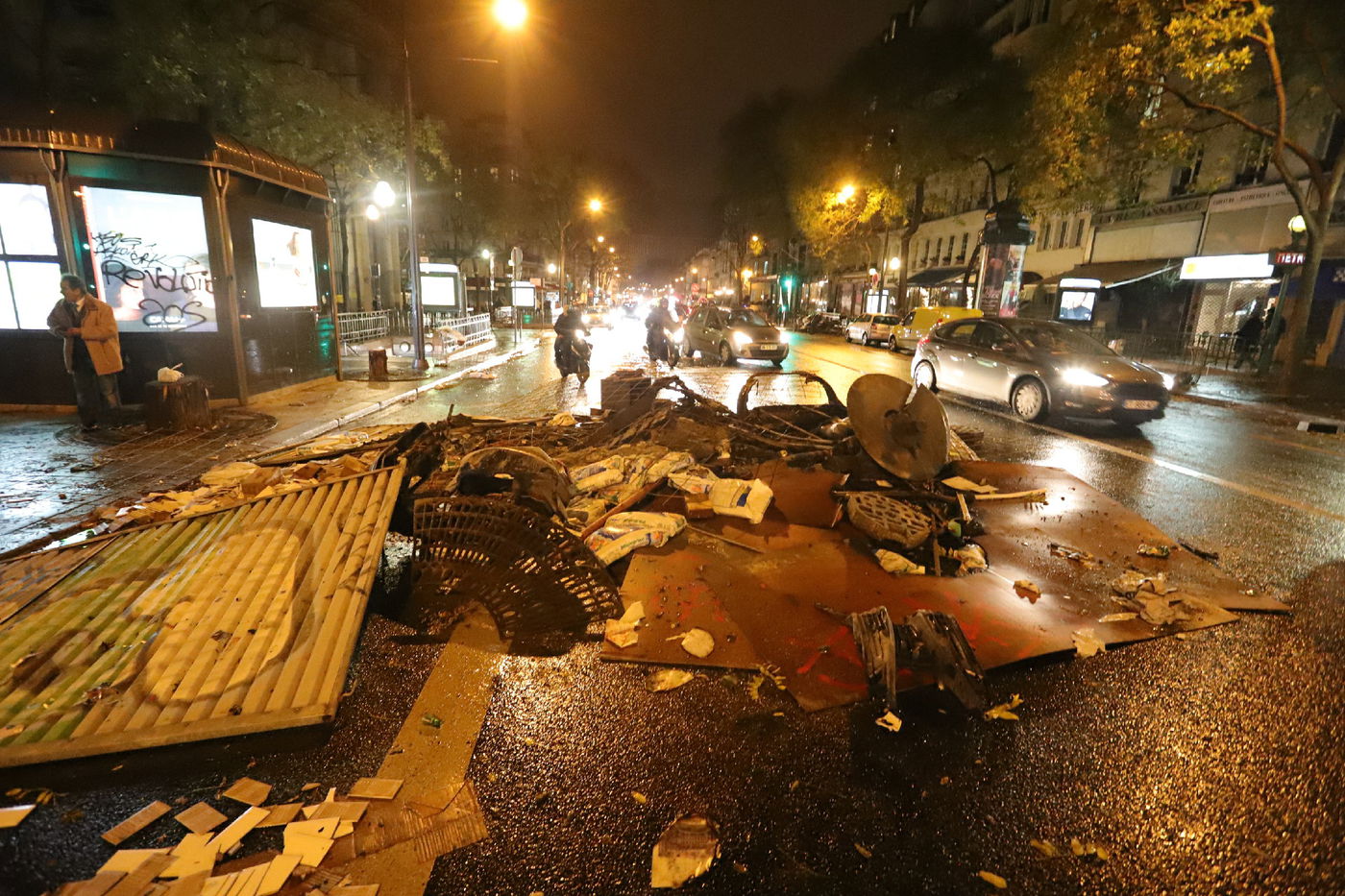 "שיירת האור" האירה את פריז - באמצע המהומות • צפו