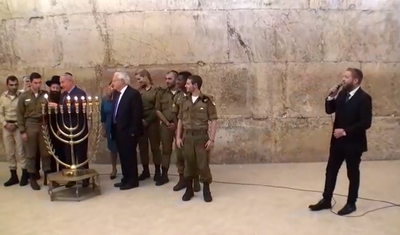 אלי כהן מלווה את ההדלקה בכותל • צפו