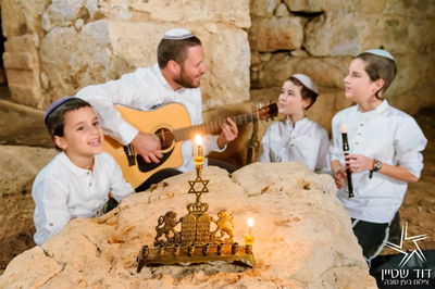 עמיקם נחושתן והילדים מבצעים 'מעוז צור'