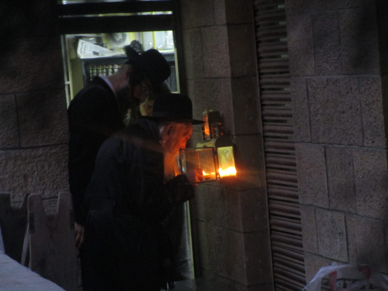 ראש הישיבה הדליק בחנוכייה חדשה • צפו