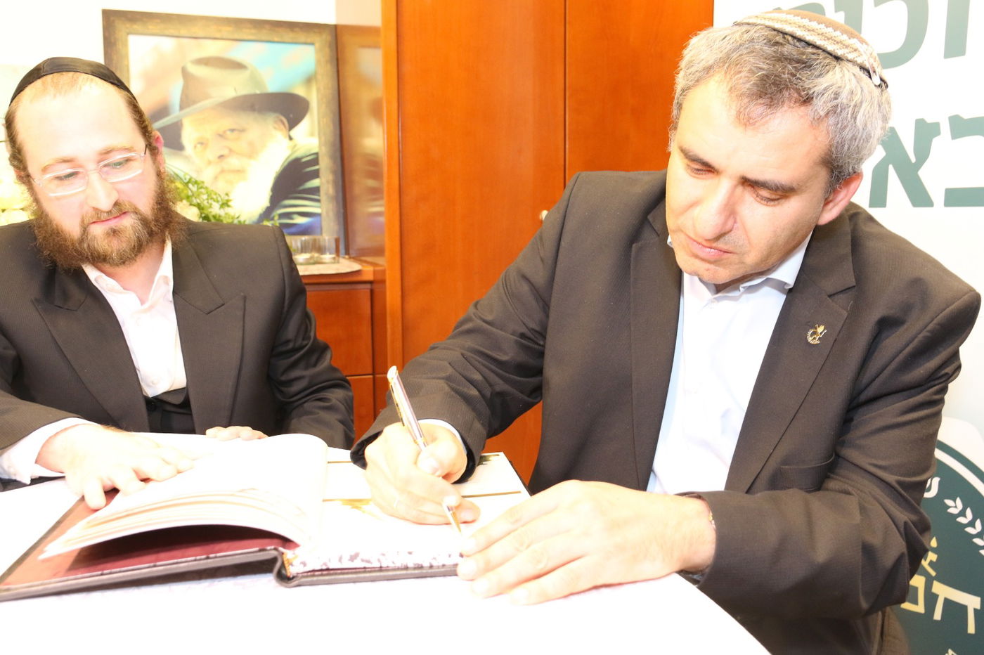 השרים והח"כים איחלו חנוכה שמח לחרשים בשפת הסימנים