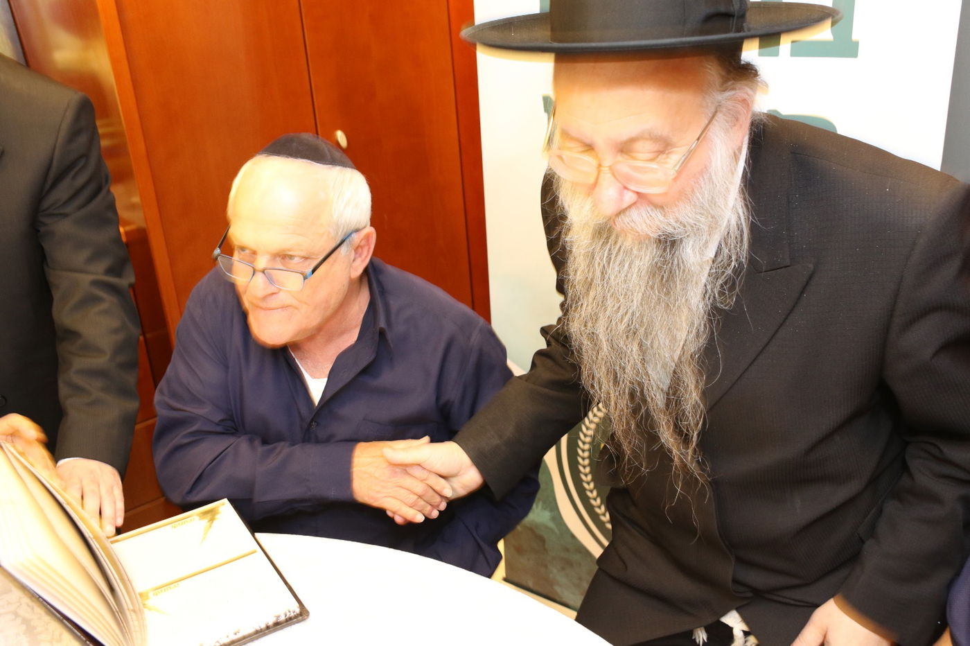 השרים והח"כים איחלו חנוכה שמח לחרשים בשפת הסימנים